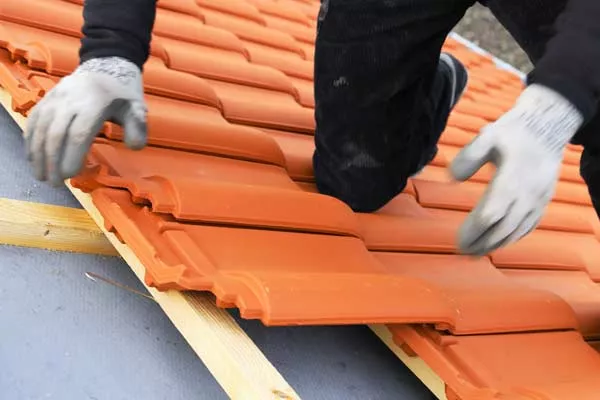 Installation de tuile ardoise en grès sur toiture en bois, Abbeville, LB Charpente Couverture
